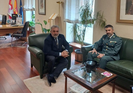 El subdelegado del Gobierno en Burgos, Pedro de la Fuente, junto al teniente coronel José Javier González Jiménez junto.