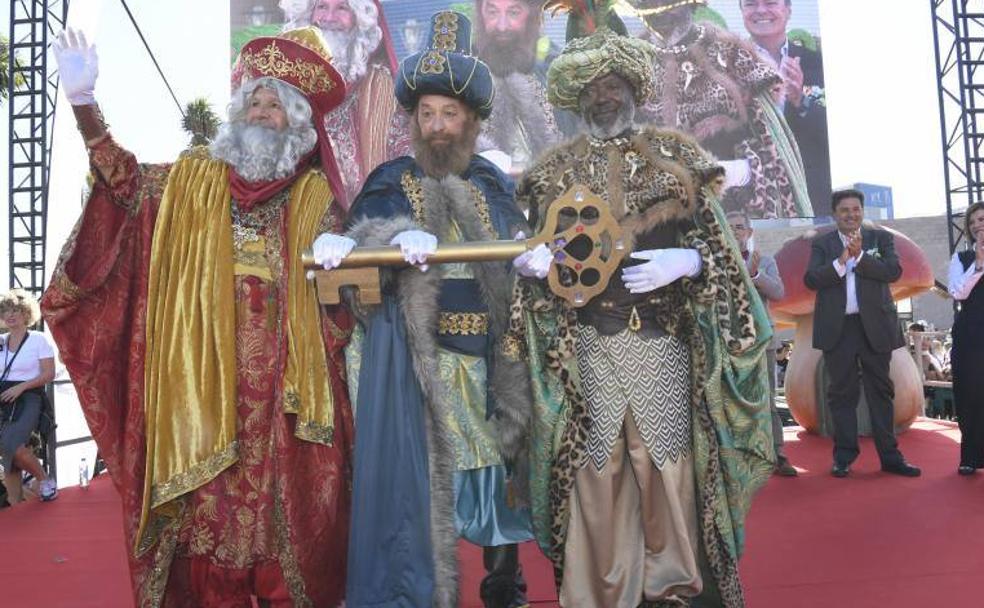 Sus Majestades los Reyes Magos de Oriente con la llave mágica de Las Palmas de Gran Canaria.