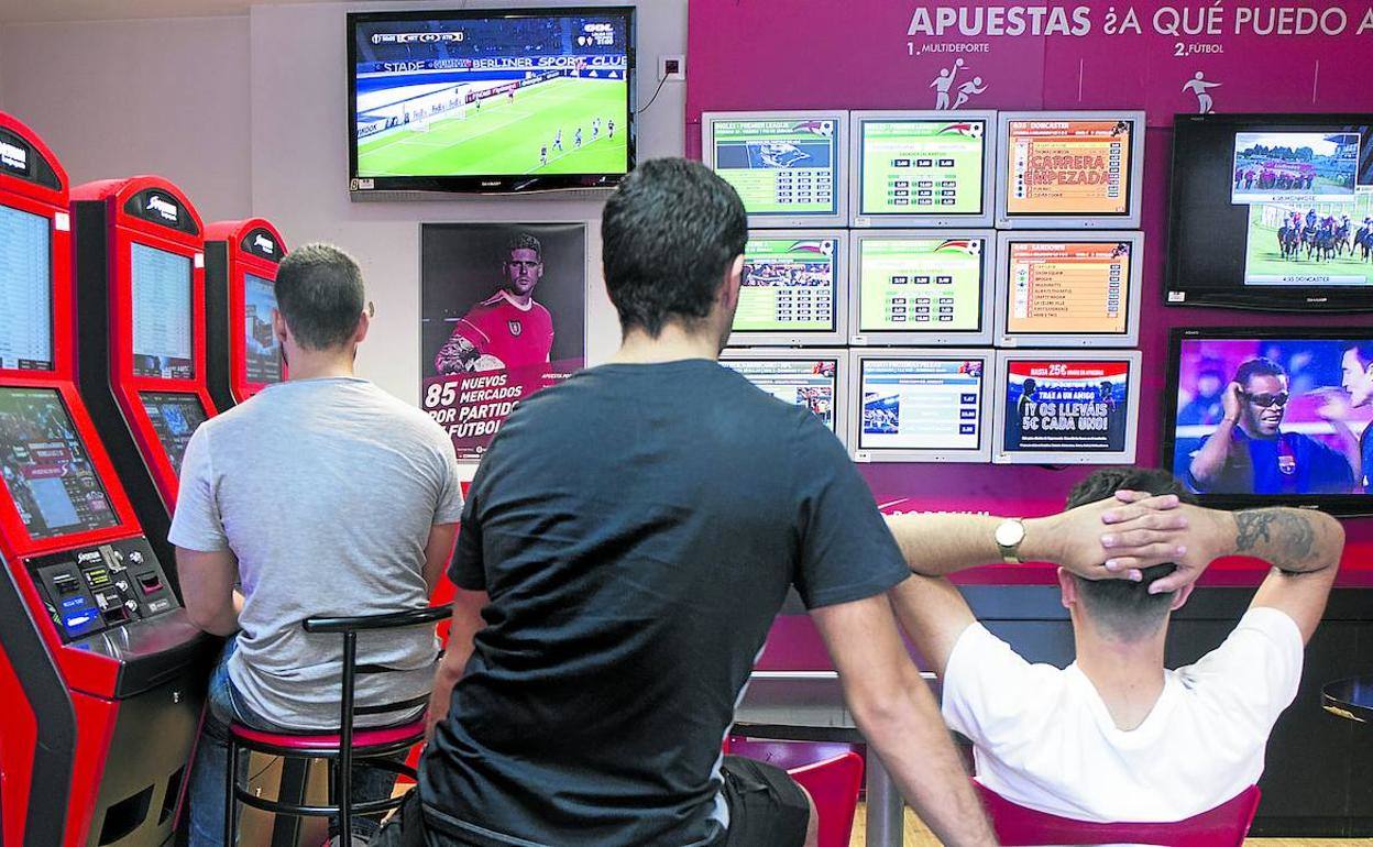 La Policía refuerza el acceso de menores en las casas de apuestas de la capital grancanaria