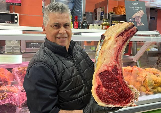 Juanito García con un lomo alto de buey.