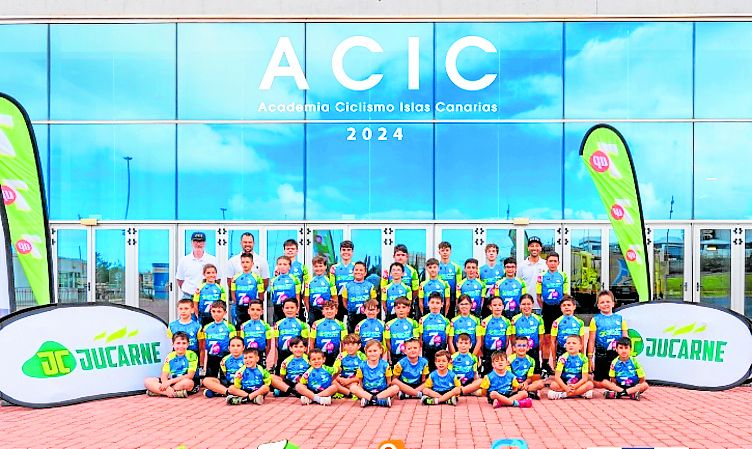 El club escuela ACIC estrena nueva vestimenta para la temporada 2024