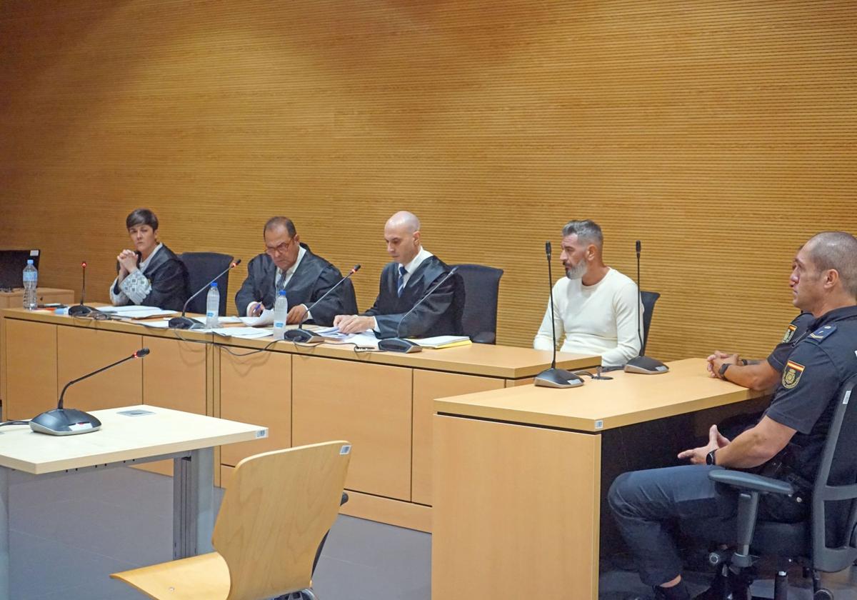 Un testigo dice que vio al acusado golpear en la cabeza a Abdelkarim Arifi en Vecindario