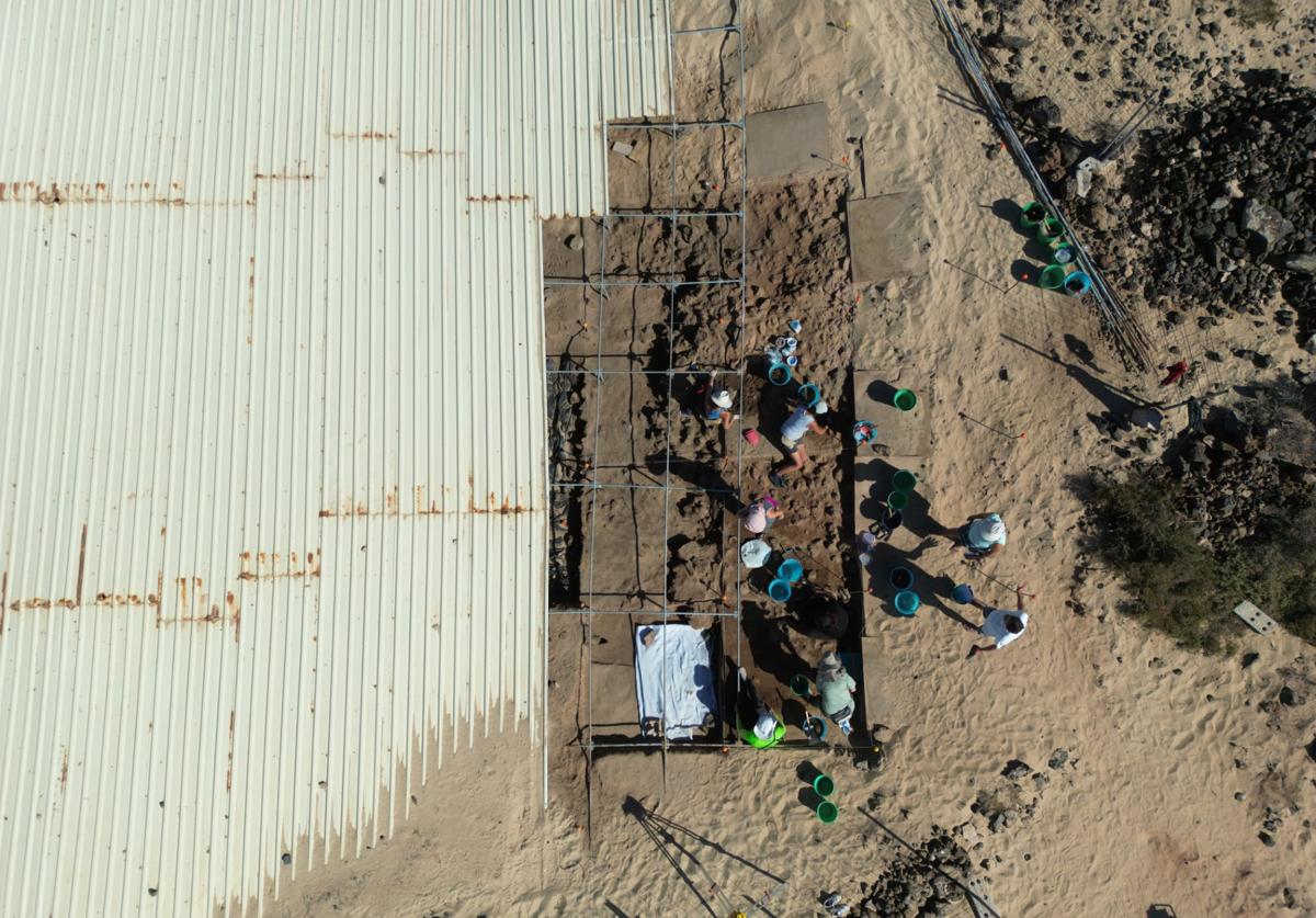 La primera campaña arqueológica data de 2012, cuando dos turistas vieron asomar cerámica entre el jable de la playa de la Concha, en la isla de Lobos.