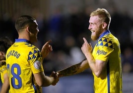 Oli McBurnie celebra el segundo gol en su cuenta particular ante el CE Europa.