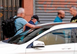 Miguel Gallego, con gorra y mascarilla, cuando fue conducido a su domicilio de la calle Juan Rejón.