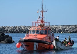 El grupo de Salvamento Marítimo realizando una labor de rescate de inmigrantes en la costa de El Hierro en una imagen de archivo.