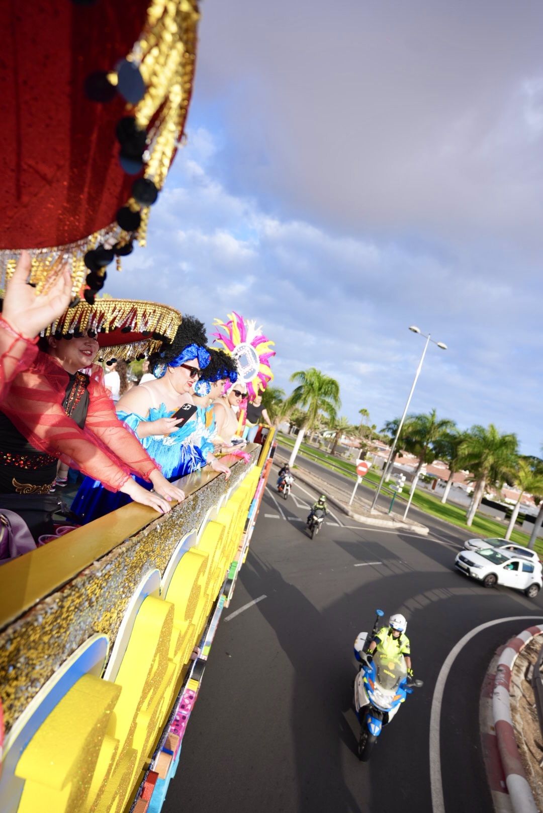 Las calles del sur reciben con alegría al desfile anunciador del carnaval de Maspalomas 2025