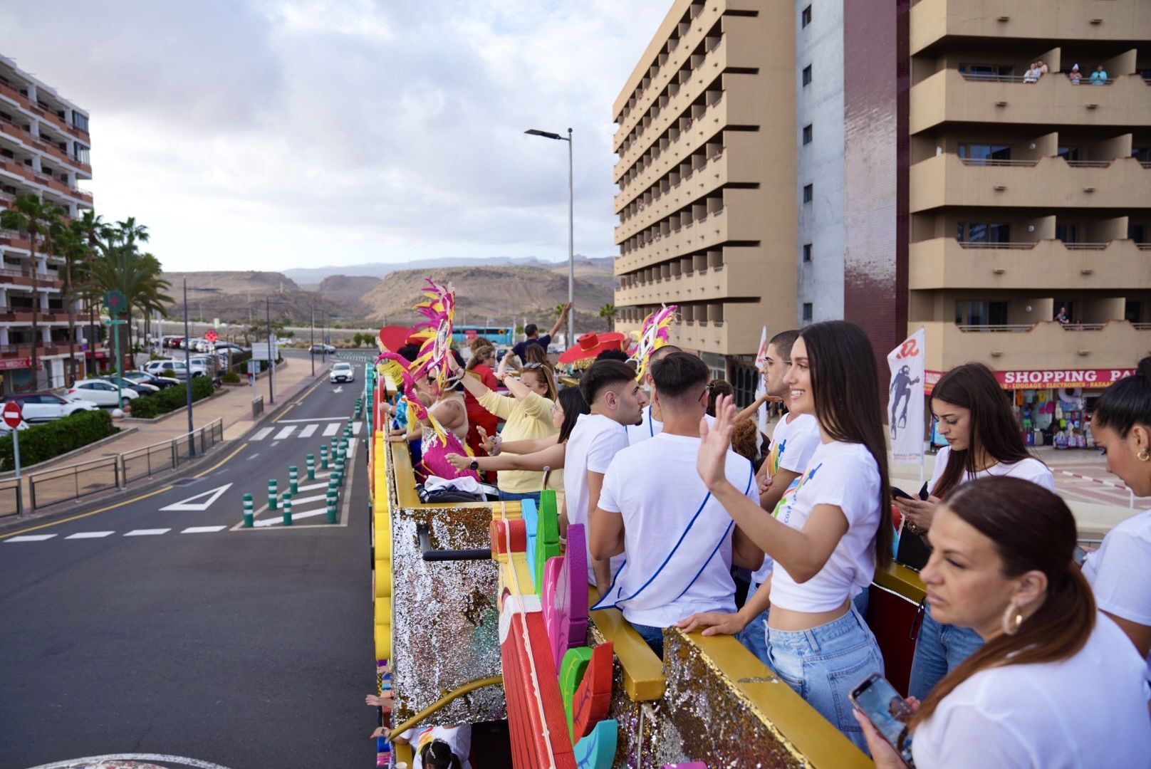 Las calles del sur reciben con alegría al desfile anunciador del carnaval de Maspalomas 2025
