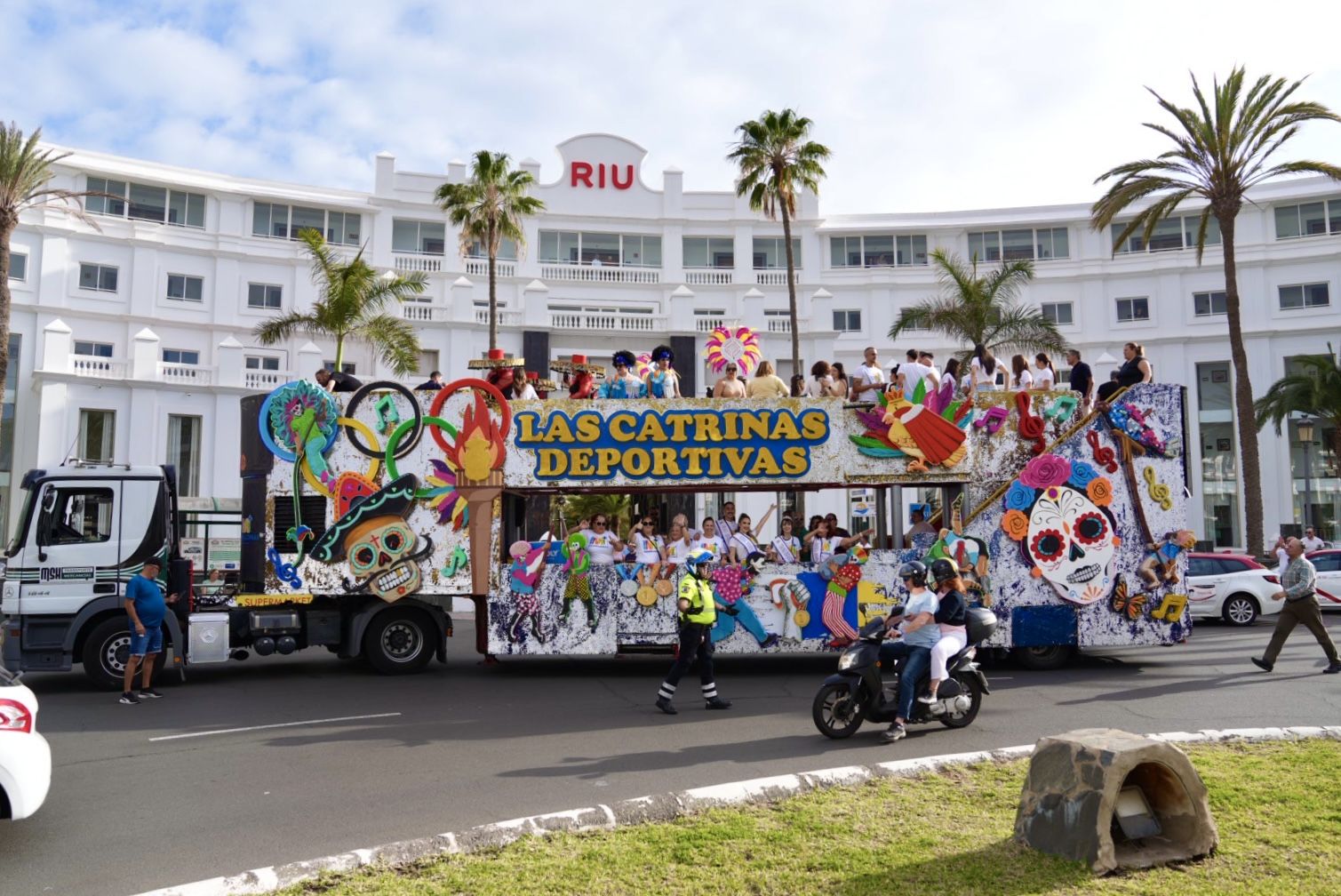 Las calles del sur reciben con alegría al desfile anunciador del carnaval de Maspalomas 2025