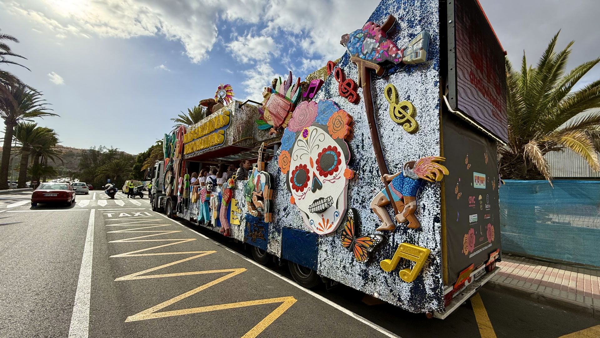 Las calles del sur reciben con alegría al desfile anunciador del carnaval de Maspalomas 2025