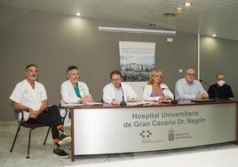 De izquierda a derecha, Vicente Peña, Francisco Portela, Miguel Ángel Ponce, Esther Monzón, Antonio García y el paciente Luis Ángel Muñoz.