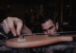 El lutier David Sánchez calibra en su taller uno de sus instrumentos.