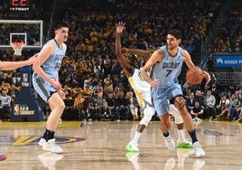 Aldama, ante los Warriors.