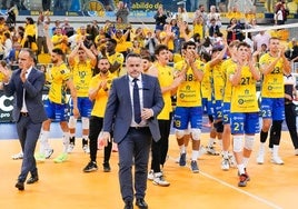 Los jugadores y cuerpo técnico del Guaguas celebran el triunfo de este domingo en el Arena.