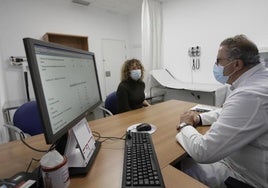 Imagen de archivo de un médico mirando en el ordenador el historial de una paciente.