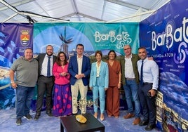 La alcaldesa, con traje de chaqueta celeste, junto a otros ediles de Mogán y las autoridades de Barbate, entre ellas, el alcalde, Miguel Molina, a su lado.