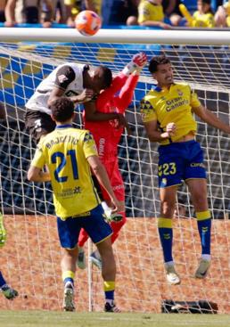 Imagen - Horkas busca el balón en un saque de esquina.