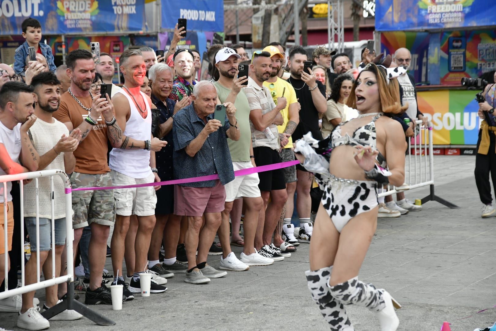 Con tacones y a la carrera por el Pride
