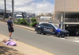 Imagen captada este martes, sobre las 12.00 horas de ayer, con un hombre acompañando al herido a la espera de recibir ayuda.