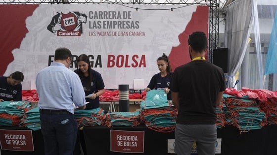 Puesto de retirada de dorsales de la CANARIAS7 Carrera de las Empresas 2024.