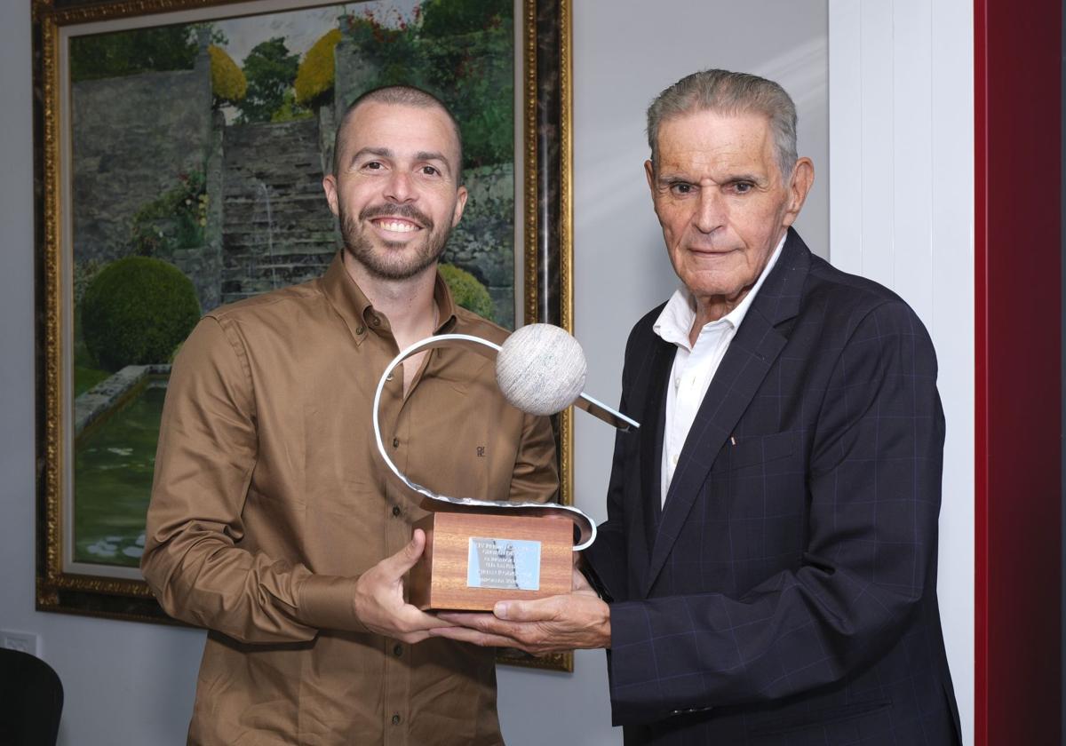 Kirian Rodríguez, recogiendo el premio de manos de Juan Francisco García, presidente de Inforcasa, empresa editora de CANARIAS7.