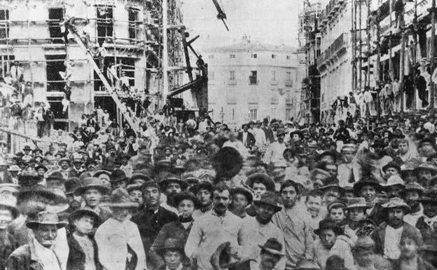 Imagen principal - En la imagen superior, los trabajadores que construyeron la calle Larios, en una pausa del trabajo. A la izquierda, detalle de la estatua dedicada a Manuel Domingo Larios (II Marqués de Larios) a la entrada de la calle que lleva su nombre. Al lado, Martín Larios y Herreros, el I Marqués de Larios.