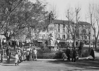 Imagen secundaria 1 - Vista de la glorieta del marqués de Larios y la Alameda Principal desde un balcón de la plaza de la Marina, en los años 30. : Monumento al marqués de Larios, hacia 1910. Fotografía del paseo central de la Alameda a principios del siglo XX. 