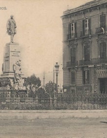 Imagen secundaria 2 - En la primera foto, estatua del marqués de Larios en el emplazamiento original. En la segunda, la Fuente de Génova justo en ese espacio antes de que el monumento la desplazara. En la tercera, la estatua y el palacio de los Larios. 