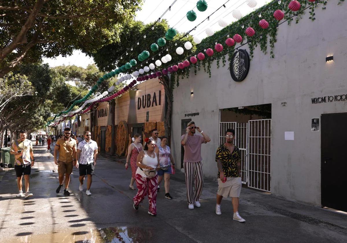 El Ayuntamiento cierra tres casetas en el Real el último día de feria