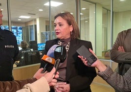 La alcaldesa de Torremolinos atiende a los medios de comunicación.