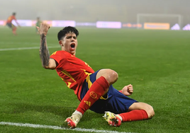 El malaguista Antoñito celebra su importante gol a Italia este sábado en Catanzaro.
