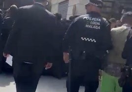 Revuelo causado por el vertido del agua al trono.