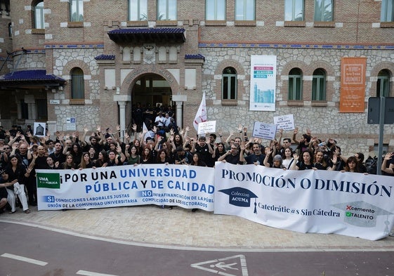 Imagen de la manifestación contra los recortes económicos en la UMA, frente al Rectorado.