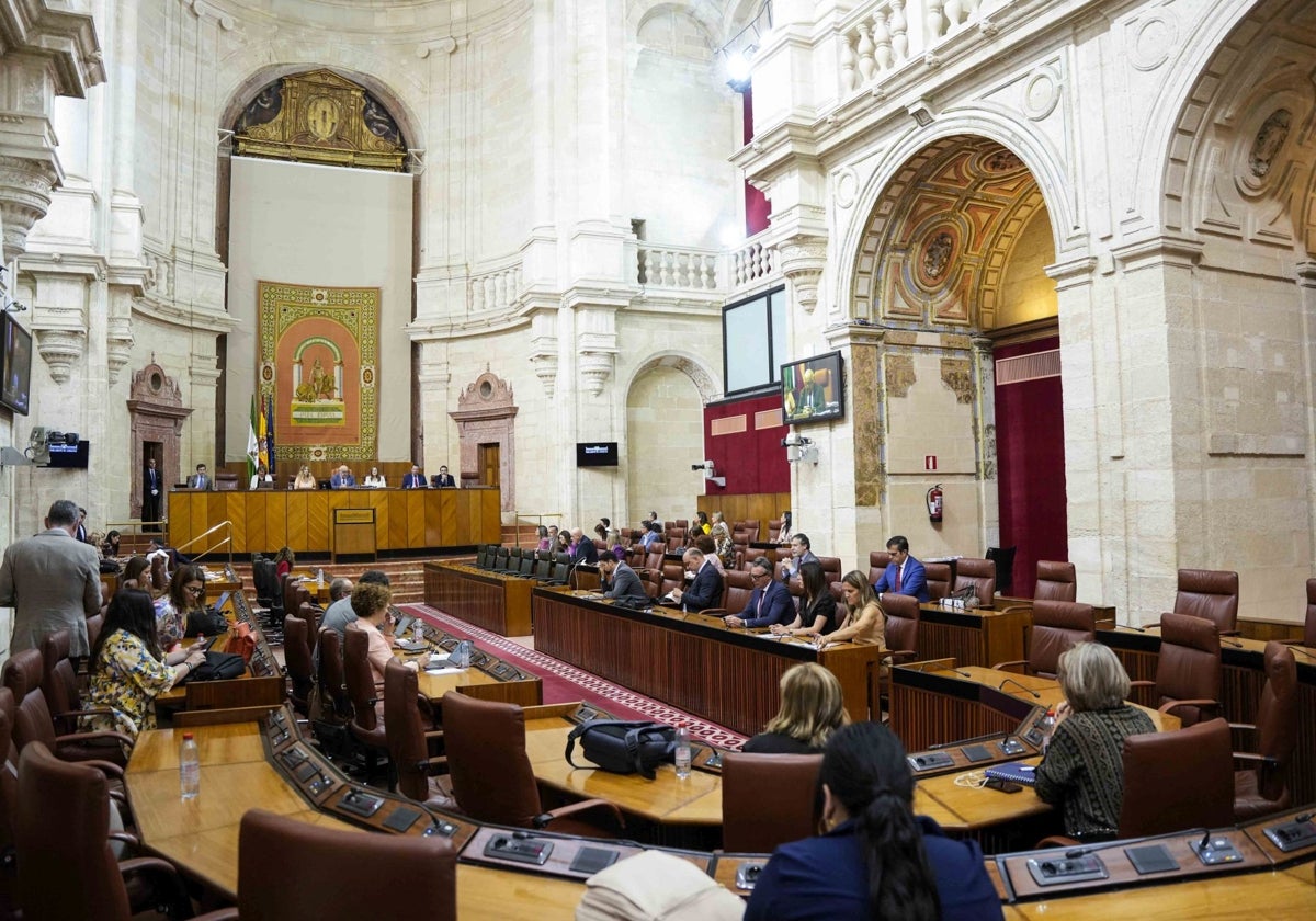 El debate sobre los contratos del SAS incendia el Parlamento de Andalucía