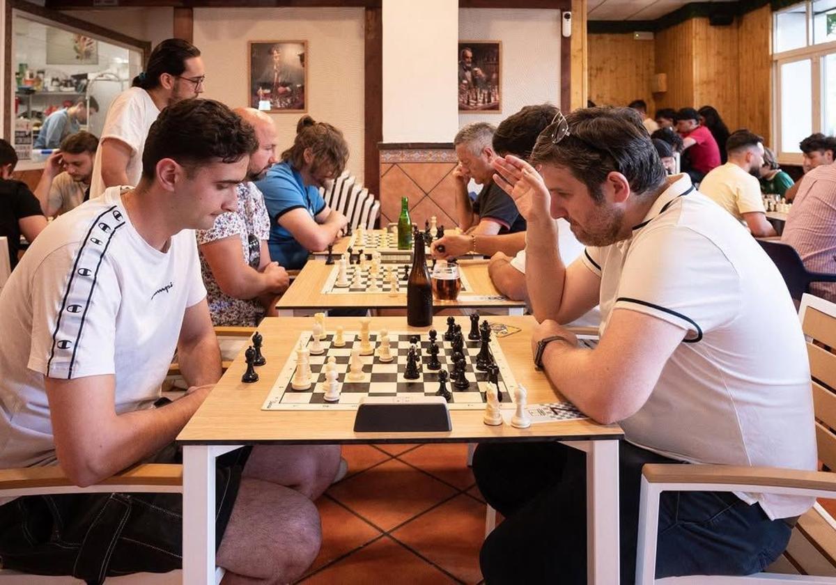 Todos los jueves a partir de las 19 horas se celebran los 'Chess and Beers'.