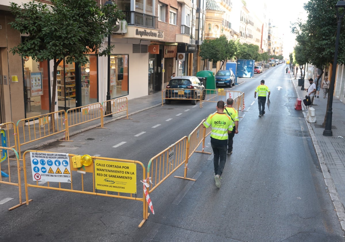 Operarios de la contratista que rehabilitará el colector histórico, ayer miércoles, en la calle Victoria.