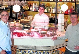 Los patrones del Lanperna, ante una buena muestra de pescados y mariscos, la base del restaurante.