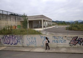 La estación del TAV en Ezkio-Itsaso lleva más de una década terminada y varios años en estado de abandono.