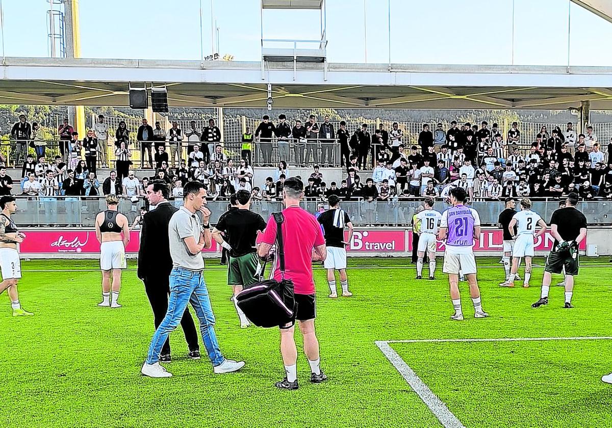 Jugadores y el cuerpo técnico dan la cara ante los aficionados desplazados a Lezama.