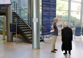 Un hombre y una mujer conversan en los juzgados de Donostia.