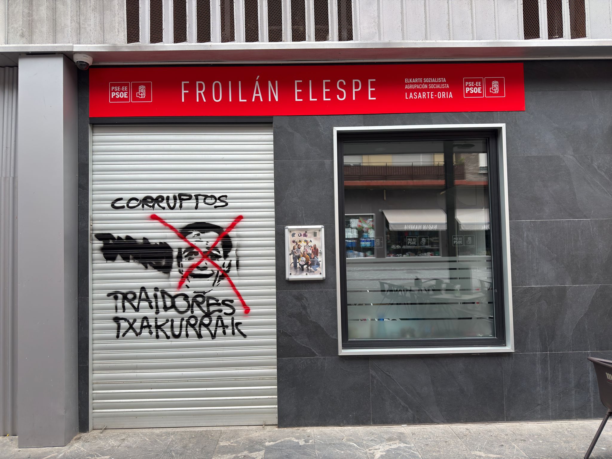 Atacan con pintura la sede del PSE de Lasarte-Oria