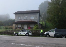 La Guardia Civil investigando en el lugar del accidente.