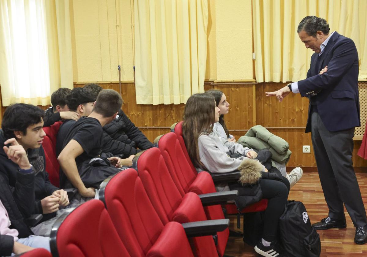 Jesús Alonso a los alumnos de Salinas: «La clave de la vida es amor y trabajo»