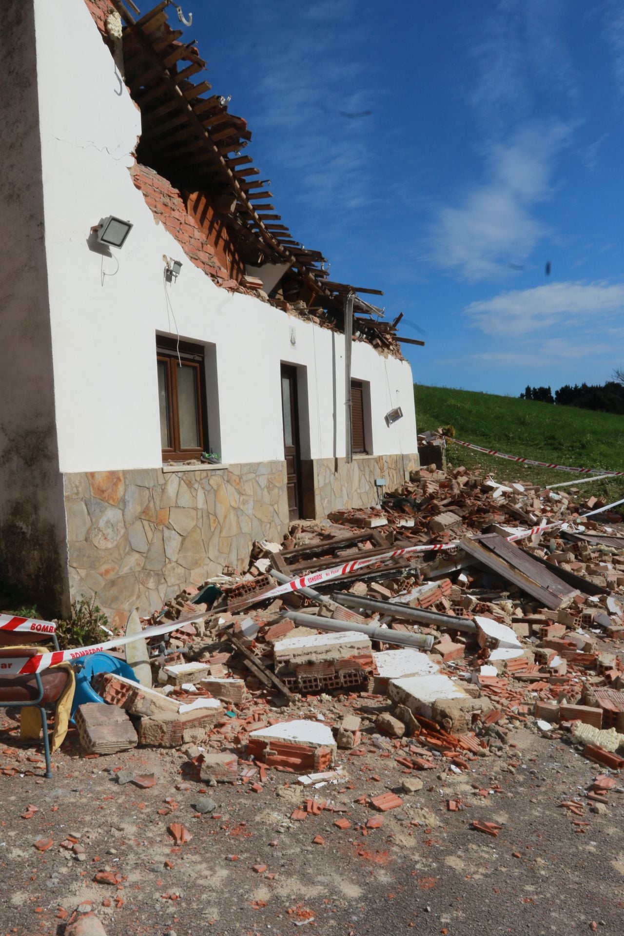 Fotos: El derrumbe de la techumbre de una vivienda en Gozón provoca 12 heridos de una misma familia