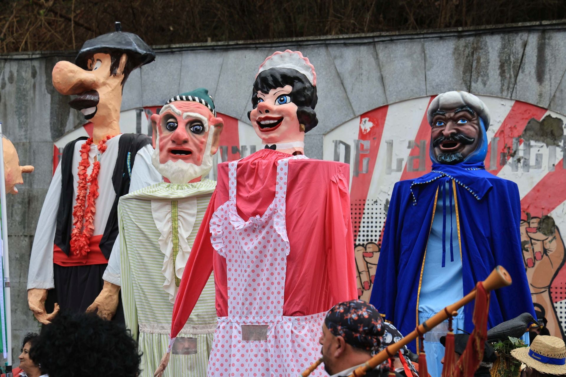 Folixa y desfile en la puesta de largo de La Benéfica de Rodrigo Cuevas