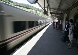 La alta velocidad pasando por la estación de Pola de Lena
