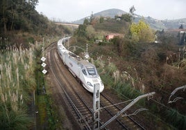 Un servicio Alvia circulando por la actual curva de Villabona, que retrasa a los trenes en el segundo tramo con más tráfico de Asturias.