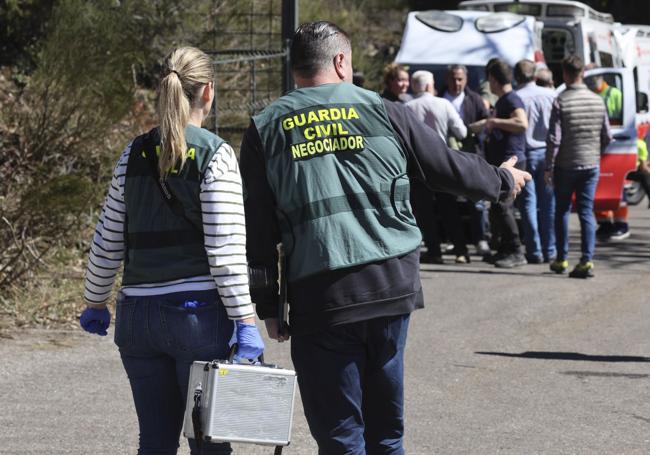 Agentes de la Guardia Civil, con maletín de pruebas y listos para tomar las primeras declaraciones, el lunes.