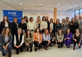 Las participantes en este programa de mentoría, con la vicepresidenta del Principado, Gimena Llamedo, y la presidenta de la patronal, María Calvo, en el centro.