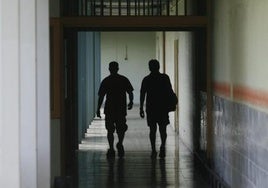 Dos hombres caminan por uno de los pasillos del Centro Penitenciario de Asturias.